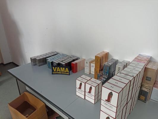 Bunuri nedeclarate în valoare de 1.400.000 lei, reținute de inspectorii vamali