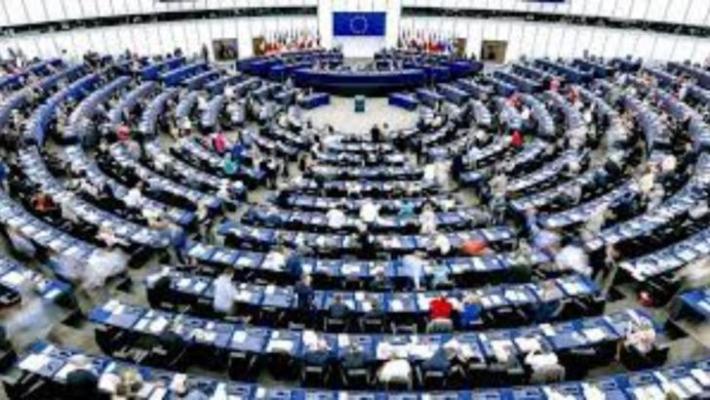 Parlamentul European, evacuat pentru că mai mulți protestatari kurzi amenință că se aruncă de la balcon