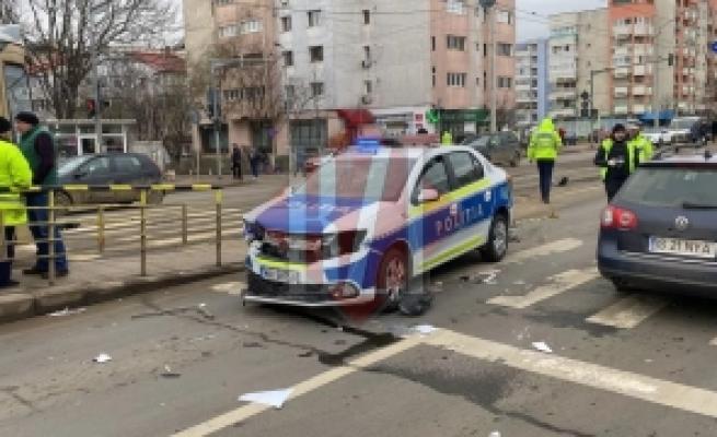 O autospecială de poliție, în misiune, a fost făcută praf de un șofer cu BMW