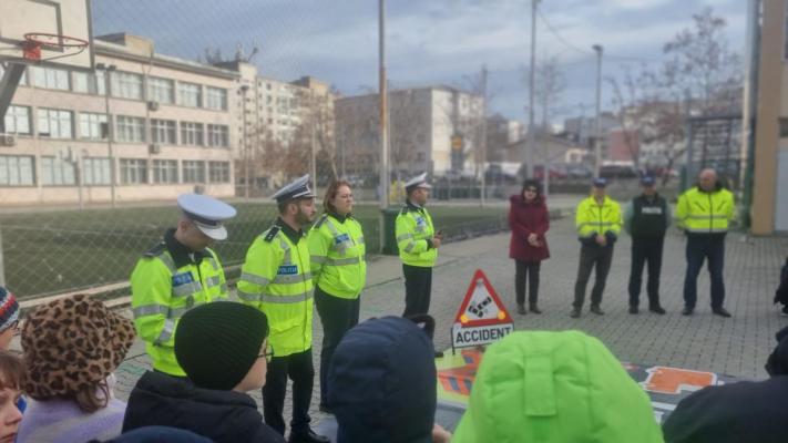 Acțiuni de prevenire ale polițiștilor în trafic și în școli