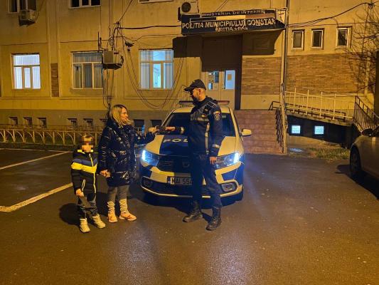 Portofel cu bani și documente, predat polițiștilor 