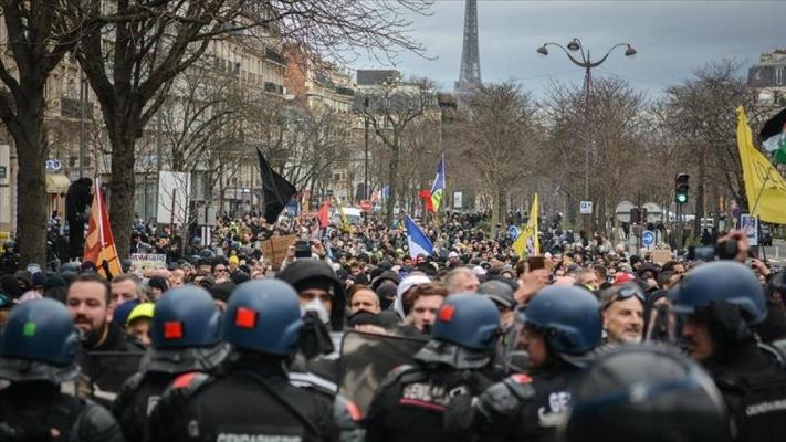 Haos total în Franța, presiunea pe Guvern continuă