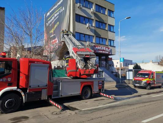Reclama de pe fațada unui bloc, în pericol de prăbușire