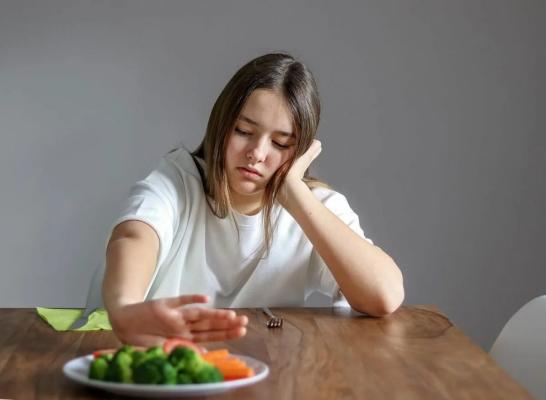Renunțarea la cină poate cauza probleme grave și un efect invers când vrei să slăbești