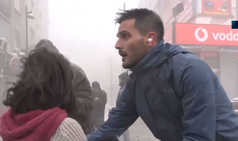 Cutremur in Turcia: Un reporter a salvat o fetita din zona periculoasa. Video