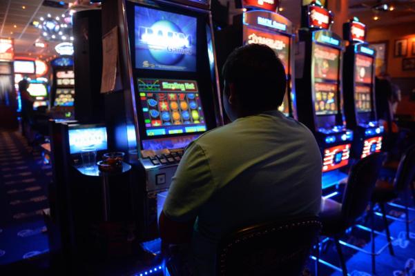 Proiect de lege: Sălile de jocuri de noroc nu mai pot funcționa la parterul blocurilor!