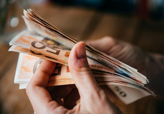 Eurostat: România, printre statele membre UE care au generat surplusuri de transferuri personale, în 2021