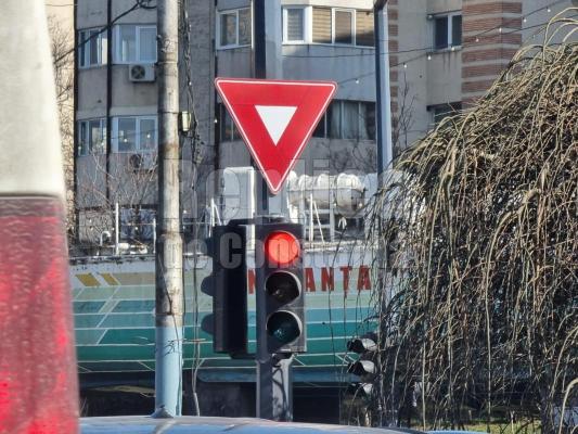 Apar semafoarele cu patru culori: roșu, galben, verde și alb