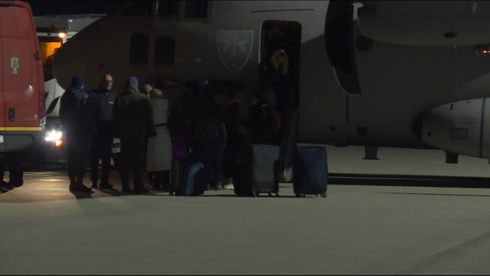Primii români aduși din Turcia, cu un avion militar