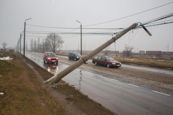Un stâlp s-a rupt în Lazu