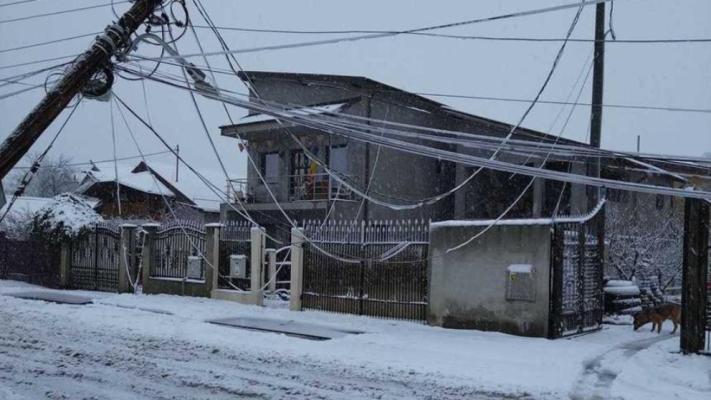 Un drum național, blocat de copaci și stâlpi de electricitate căzuți