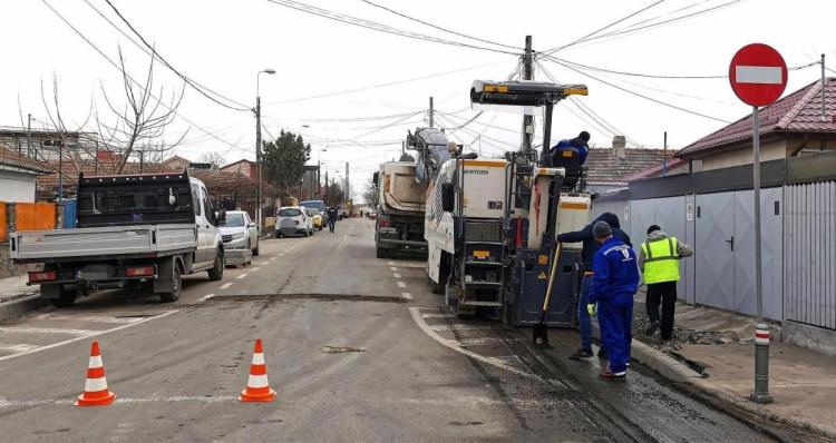 Atenție, șoferi!  Se decopertează carosabilul pe un tronson al străzii Andrei Mureșanu din cartierul Coiciu