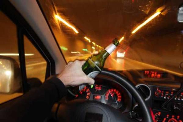 Șofer minor prins conducând, cu berea în mână 