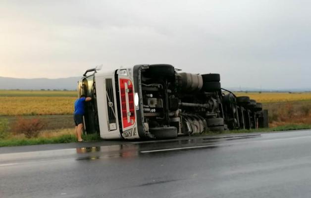 Accident grav pe DN2, pericol de explozie
