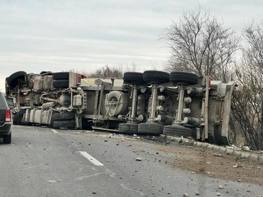TIR, încărcat cu piatră, răsturnat între Eforie Nord și Sud