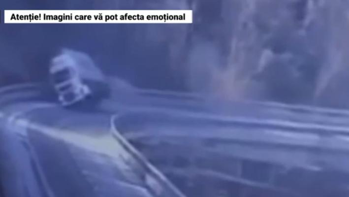 Un TIR condus de un român s-a prăbușit în gol de la 15 metri de pe un viaduct din Italia