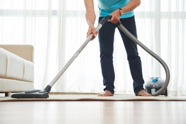 Treburile casnice, aparent banale, care declanșează crize lombare