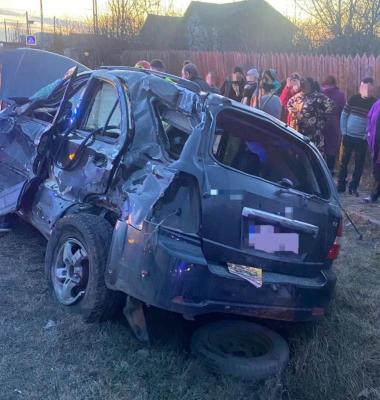 Autoturism zdrobit de un TIR, o persoană a decedat 