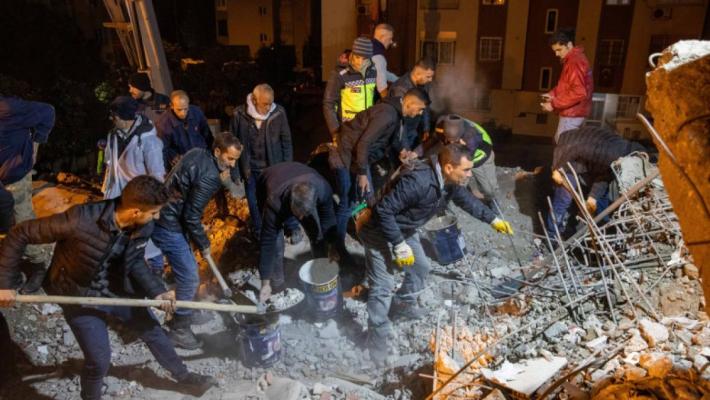 Noaptea și gerul au blocat operațiunile de salvare în Turcia și Siria, OMS estimează 20.000 de morți