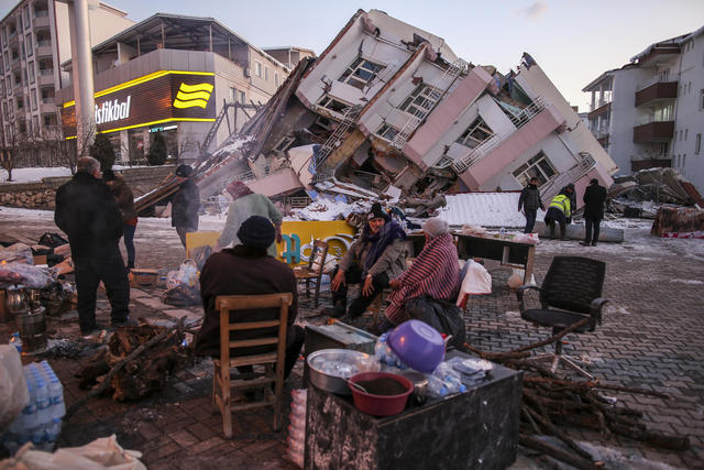 Locuitorii din Istanbul se tem de cutremur si dorm cu provizii langa pat