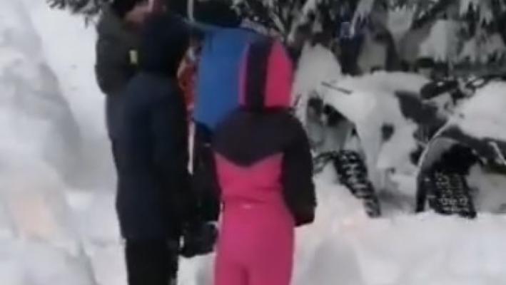 40 de turiști care au fost blocați de zăpadă în zona Șanta, de lângă Păltiniș, au fost evacuați de jandarmi