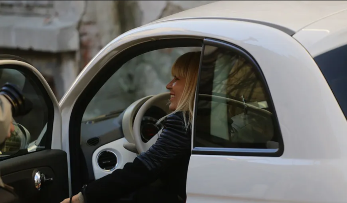 ANAF a reușit să vândă una dintre mașinile confiscate de la Elena Udrea