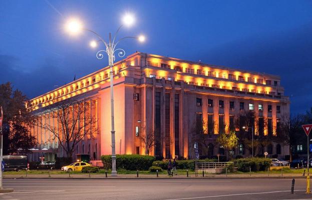 Palatul Victoria, iluminat în portocaliu, de Ziua Mondială de Luptă împotriva Cancerului 