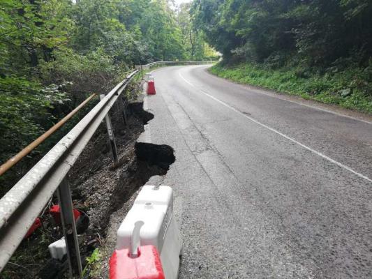 Atenție șoferi! DN1 s-a surpat în Prahova, la Breaza, pe o suprafață de 60 de metri