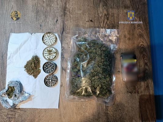 Percheziții la persoane bănuite de trafic de droguri