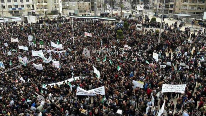 Mii de sirieni au manifestat pentru a marca 12 ani de la revolta antiregim
