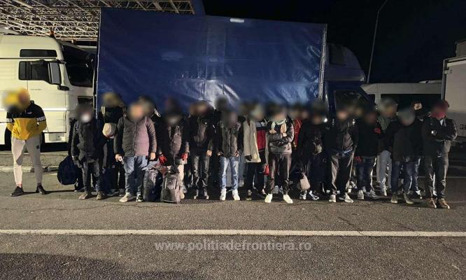 Zeci de migranți, depistaţi în două autoutilitare, la frontieră cu Ungaria VIDEO