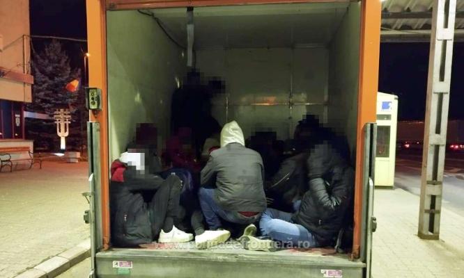 Trei călăuze arestate preventiv și 52 de cetățeni străini depistați în două autoutilitare la SPF Petea