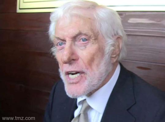 Actorul Dick Van Dyke s-a izbit cu maşina de o poartă, în Malibu