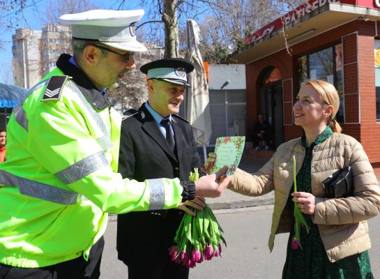 Polițiștii locali din Constanța au oferit flori doamnelor și domnișoarelor