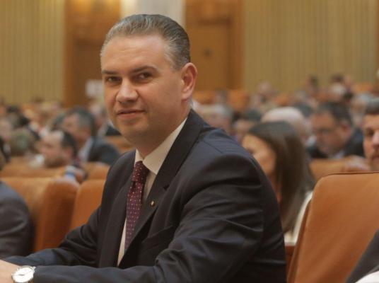 Deputat PNL: Bogdan Aurescu 'transporta geanta lui Adrian Năstase'