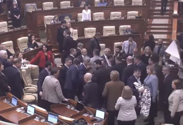 Îmbrânceli în Parlamentul de la Chișinău pe tema limbii române. Video