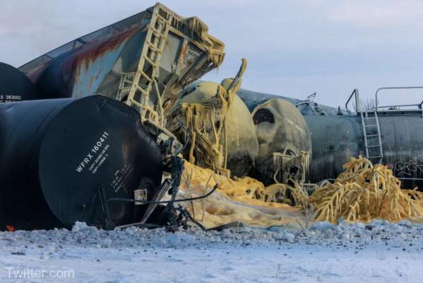 Un tren care transporta etanol a deraiat. Populaţia din zonă, evacuată