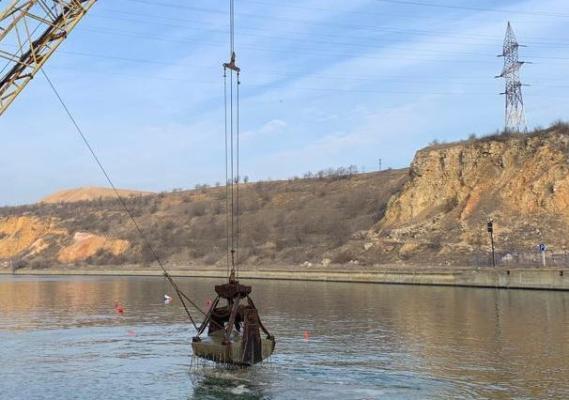 Au început operațiunile de extragere a încărcăturii de pe barja scufundată în canalul Poarta Albă - Midia Năvodari