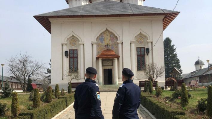 Un bărbat se dădea nevăzător la Mănăstirea Cernica și cerșea bani ca să aibă de păcănele