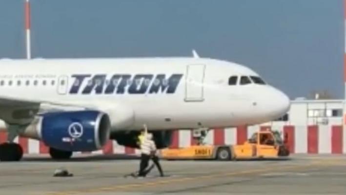 O femeie cu un copil mic a încercat să prindă avionul din mers, pe aeroportul Otopeni. Video