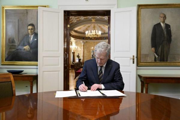 Preşedintele Finlandei a semnat legea privind aderarea ţării la NATO 