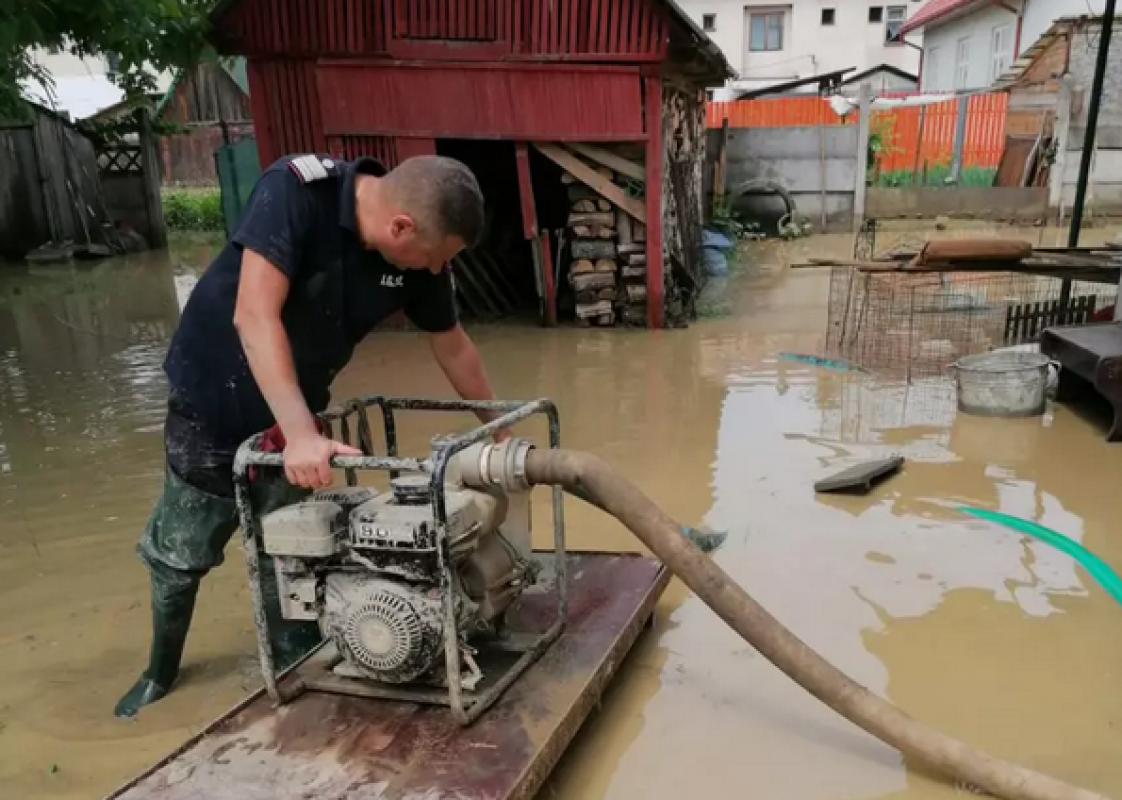 Guvernul repara, in regim de urgenta, drumurile distruse de viituri in Crucea&hellip; acum 7 ani