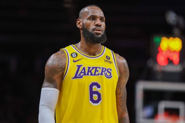 Baschet: NBA - LeBron James a refuzat operaţia la picior pentru a lupta cu LA Lakers pentru play-off