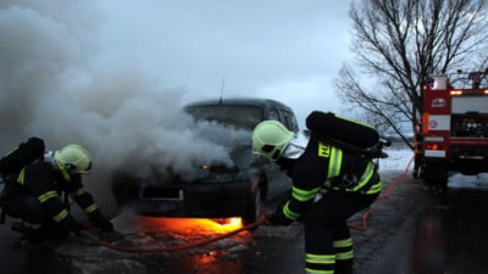 Un autoturism a luat foc pe podul de la Agigea 