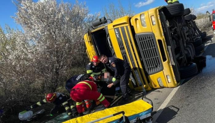 TIR condus de un ucrainean, răsturnat pe DN2