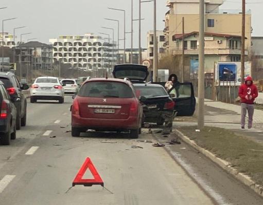Autoturism făcut praf, după un accident rutier petrecut în Mamaia Nord