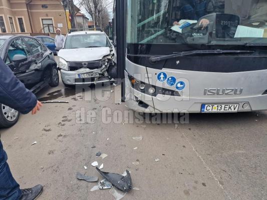 Accident rutier între un autoturism și un autobuz CT Bus. Video