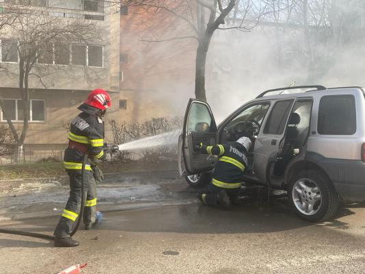 Un autoturism parcat a luat foc, pe strada Babadag, din Tulcea