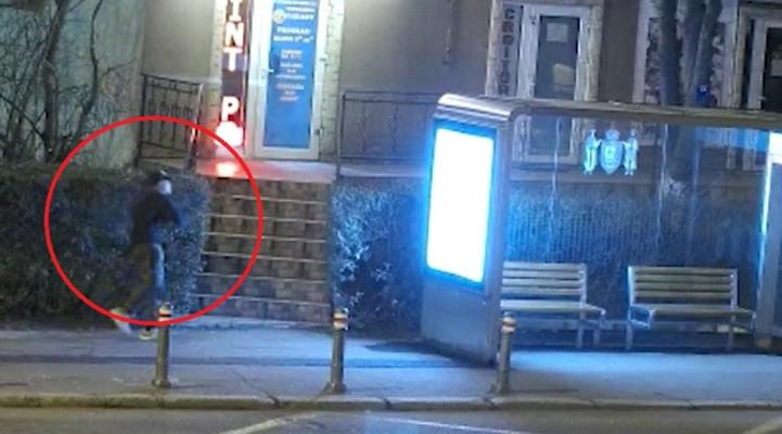 Panoul publicitar al unei stații de autobuz, vandalizat! Video