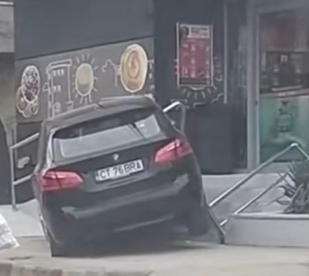 A aterizat cu BMW-ul pe scările unui magazin. Video